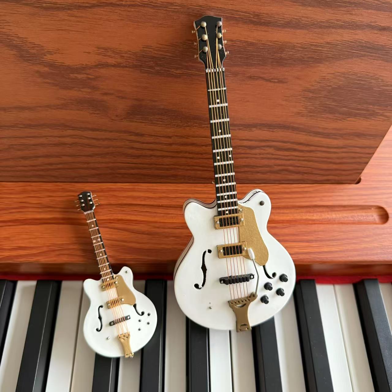 Electric Guitar (WH.BK) wood 
