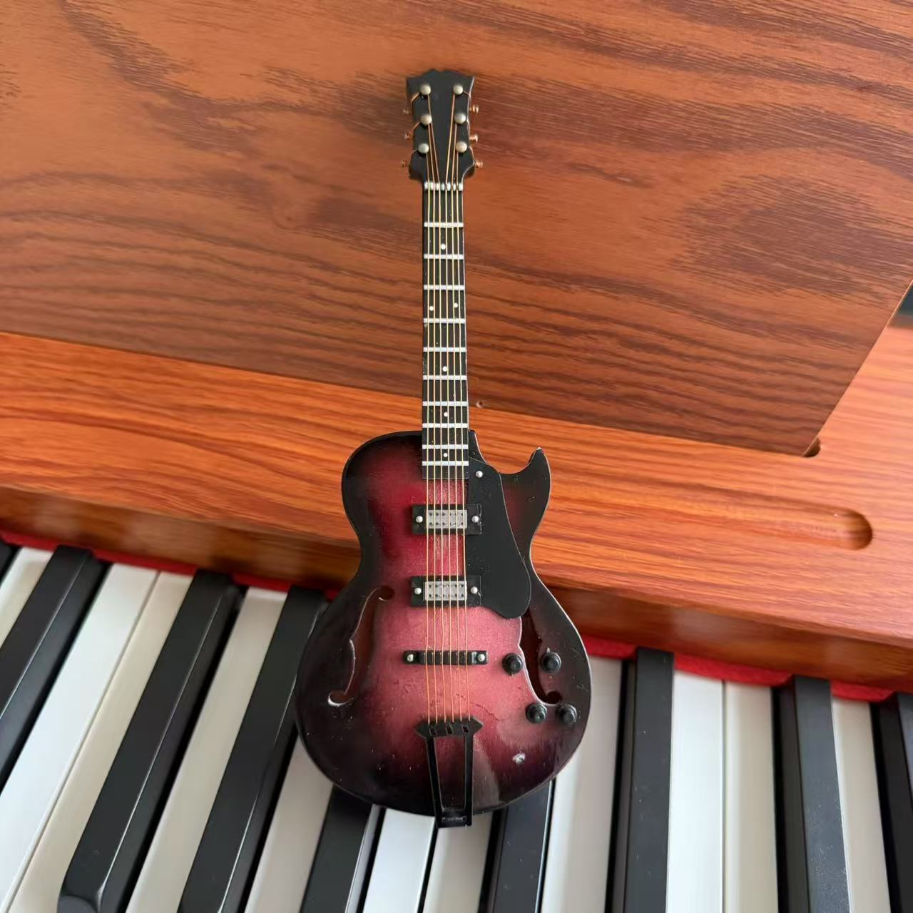 Electric Guitar (WH.BK) wood 